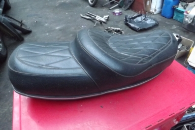 Triumph Bonneville 750 King and Queen seat